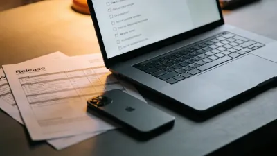 配信前の確認事項を整理する制作デスクのイメージ