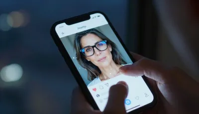 スマホで相手のプロフィールを確認する手元の様子