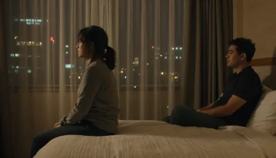 深夜のホテルで距離を保ちながら向き合う二人の静かな緊張