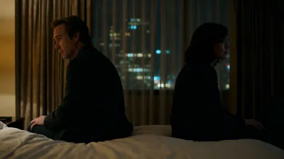 ホテルの部屋で静かに向き合う二人の余韻