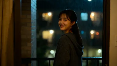 エントランス前で振り返る奈々と、静かに残る余韻