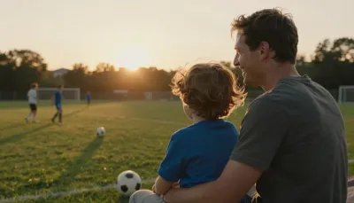 夕暮れのサッカー場で息子を見守る夫婦の穏やかな時間