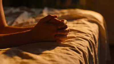 夕暮れの薄暗い部屋で、触れてはいけない感情が形を持ち始める瞬間