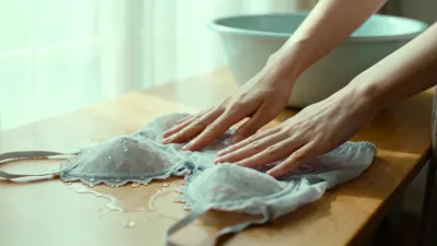 パンツのしみをやさしく洗うイメージ