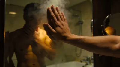 鏡越しに映るホテルの浴室で、緊張と羞恥が入り混じる場面
